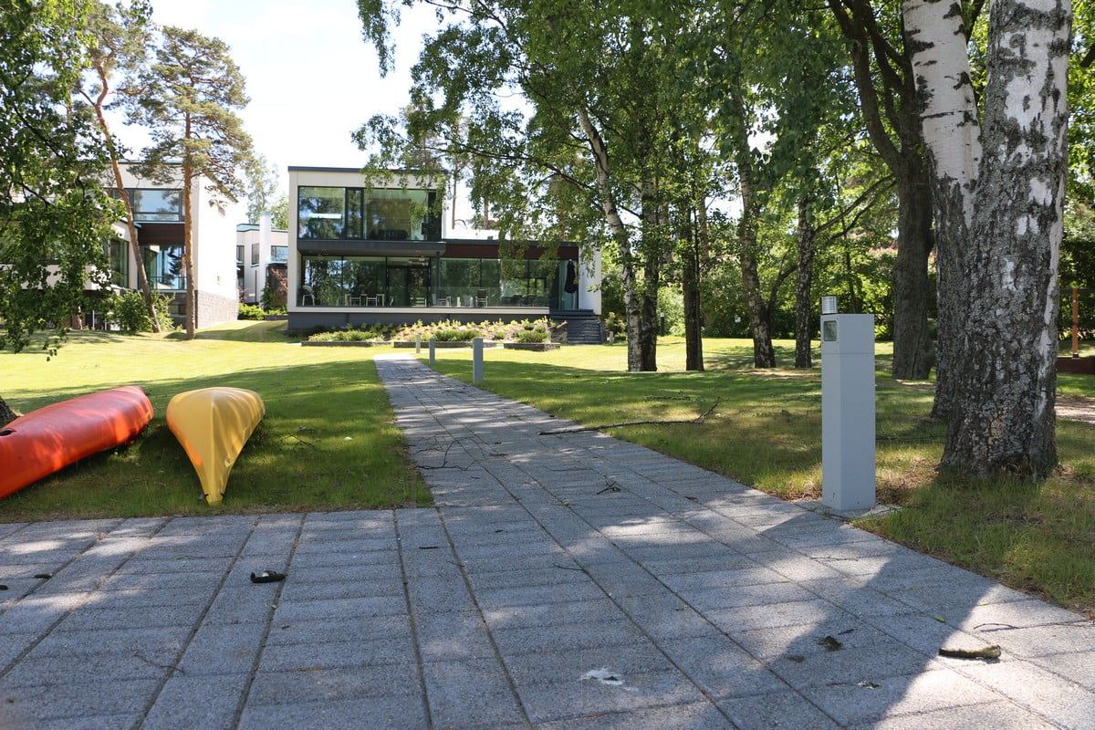 Innergård och gångväg belyst med LED PILARI CUBIC. Armaturen har en enkel och modern design. Armaturen finns i enkel- och dubbelriktad version. Lestore.fi